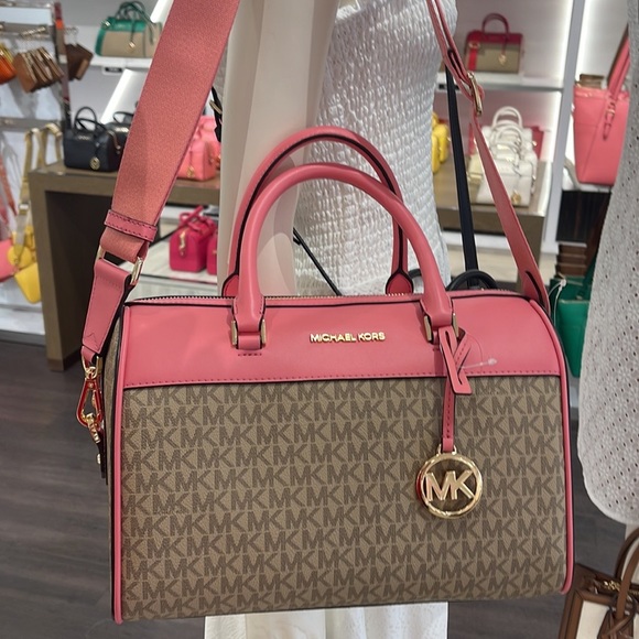 Michael Kors med Duffle Travel - Leather/Coated
35S2GTFU2B
Tea Rose
MD DUFFLE - Picture 5 of 16